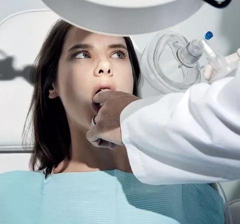 腹痛去就诊,医生却把手指伸进阴道:性侵与治病只隔了一层窗户纸