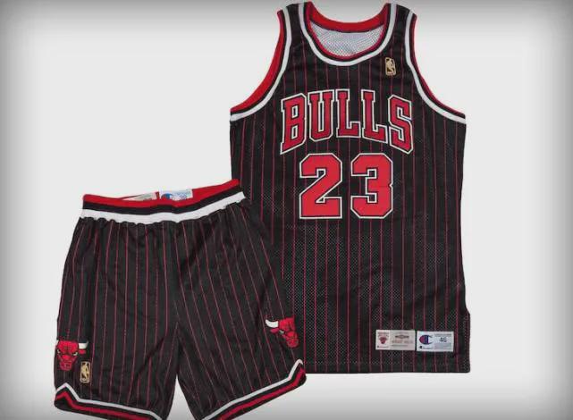 乔丹18年前的照片,乔丹亲穿签名鞋拍出56万美元