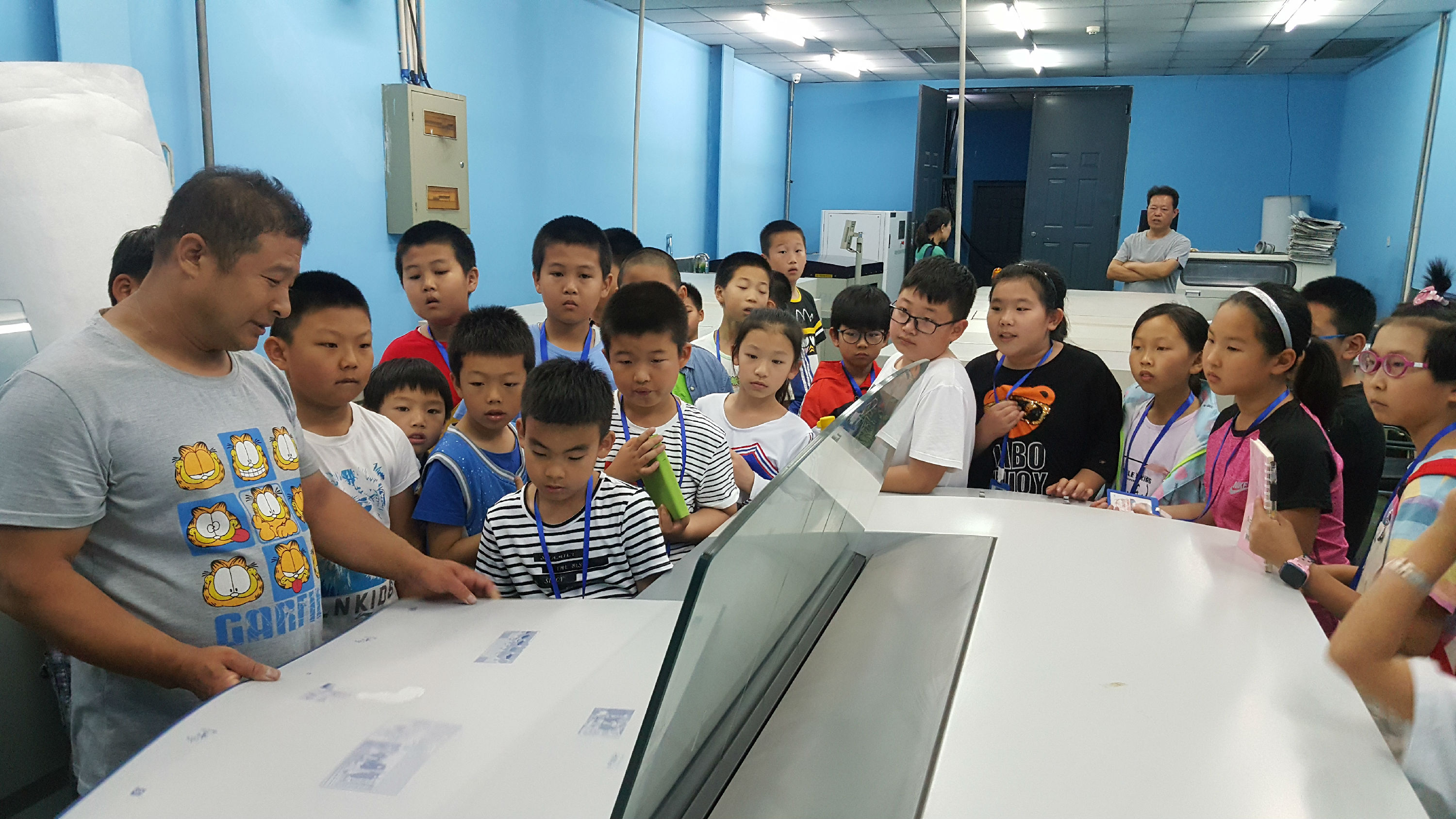 听“记者是怎样炼成的”看报纸是如何印刷的，冀东版小记者公开课精彩纷呈