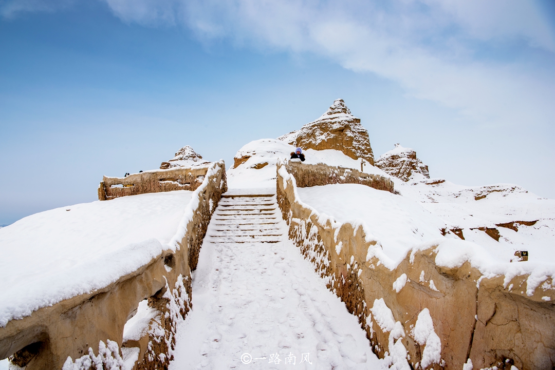 *疆新**克拉玛依有座魔鬼城，风过石缝像狼嚎，拍过电影获得奥斯卡