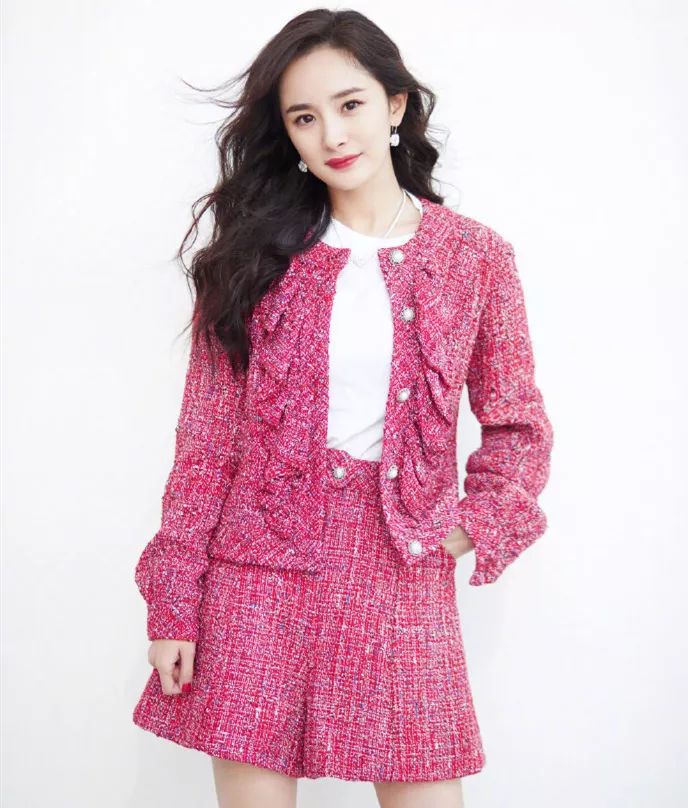 秋天换季内搭怎么选?选对一款白色打底衫,轻松承包多款造型