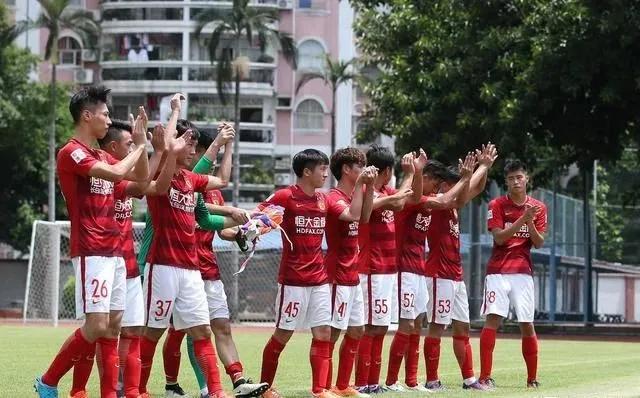 球员降薪小心翼翼空降球队踢中乙则雷厉风行足协是否存在双标？