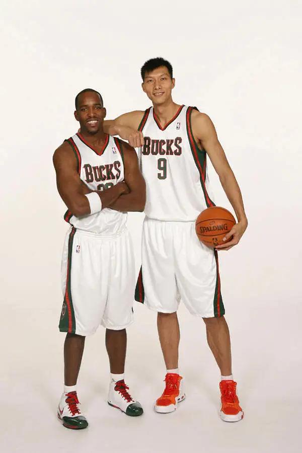 易建联nike篮球签名,nike易建联1代