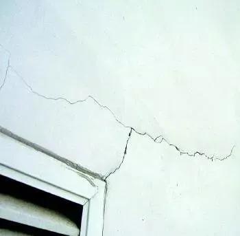 墙面大面积发霉渗水怎么办,墙面潮湿发霉是怎么回事