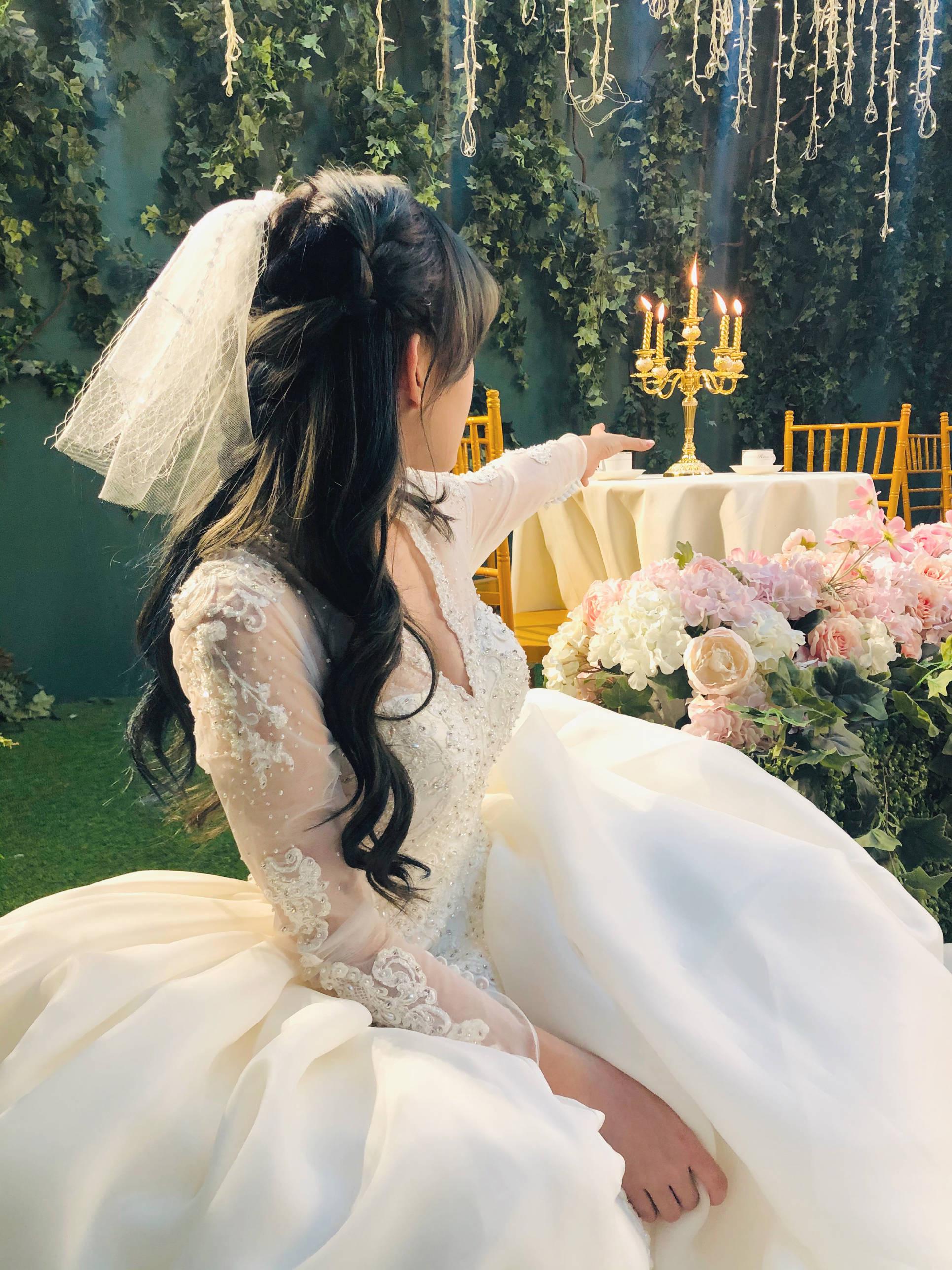 程潇抹胸长裙造型,程潇黑色深v抹胸裙走红毯