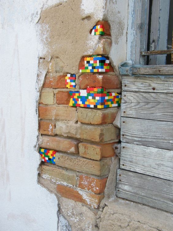 儿子不要的乐高，拿来修复墙角的坑坑洼洼，国外这位老爸可真牛