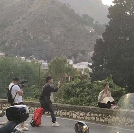 热巴瘦到极致,热巴黑色吊带锁骨突出