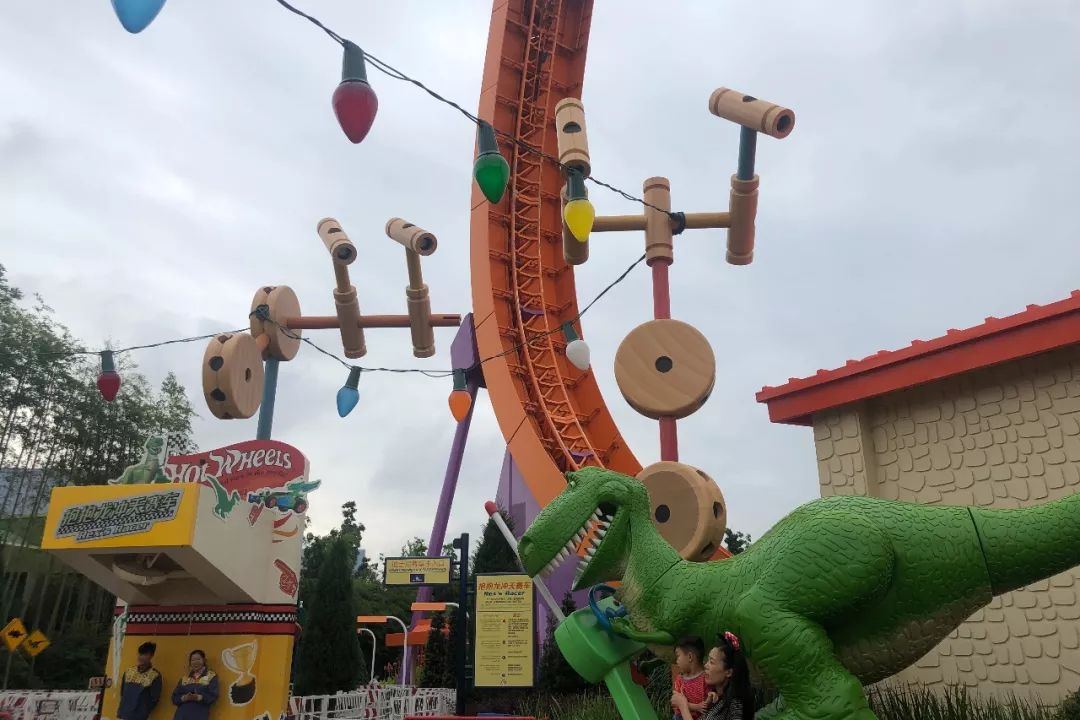 暑假两个人旅游要花多少钱,暑假两人去迪士尼多少钱