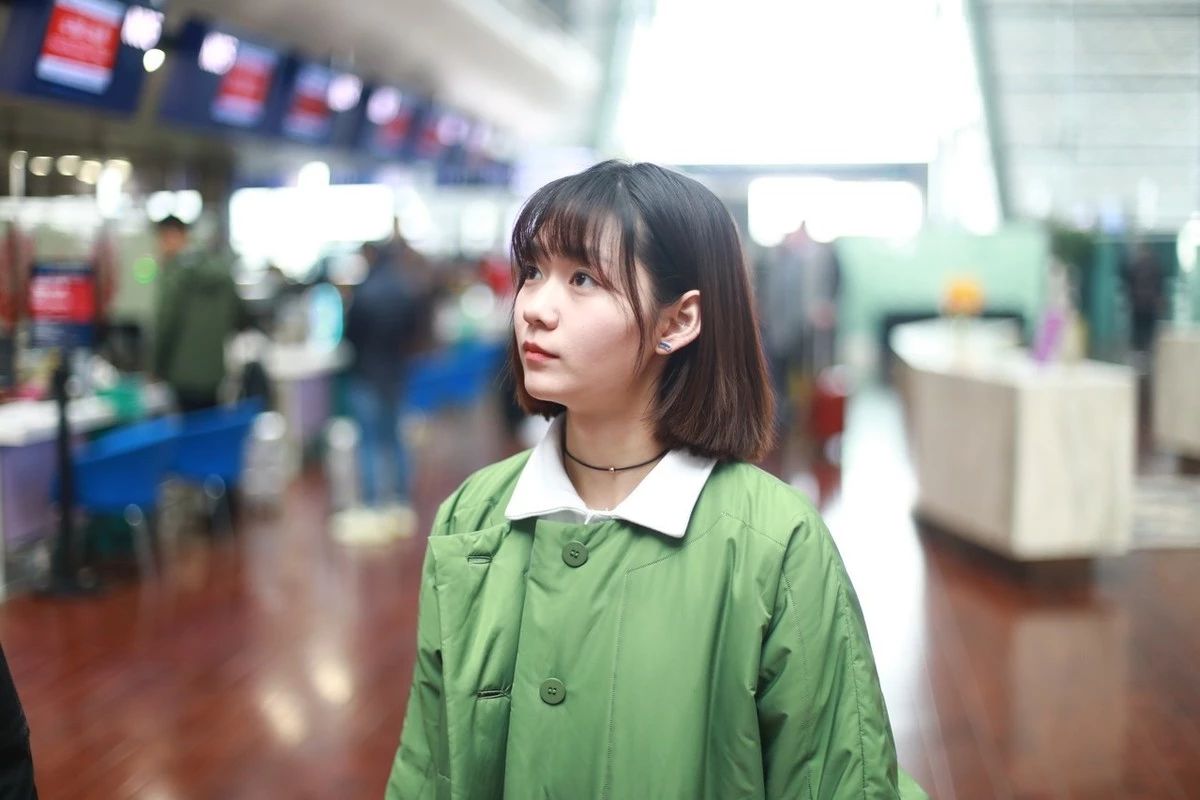 段奥娟蓝色衣服,段奥娟机场绿衣