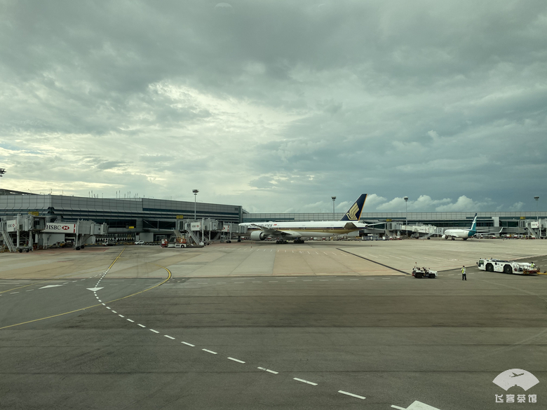 这种专业让人折服!在毫无服务的情况下,空姐仍能准确地姓氏称呼