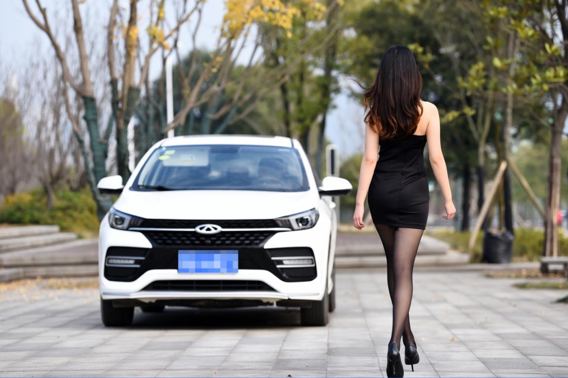 性感女神来袭，看小艾如何低档黑丝长腿的极致诱惑