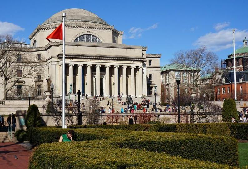 荒唐一幕!哥伦比亚老师讲课时候突然和妻子亲热,看呆一群学生