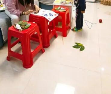 儿童进行树叶拓印过程图片,拓印创意美术9到12岁树叶大型作品