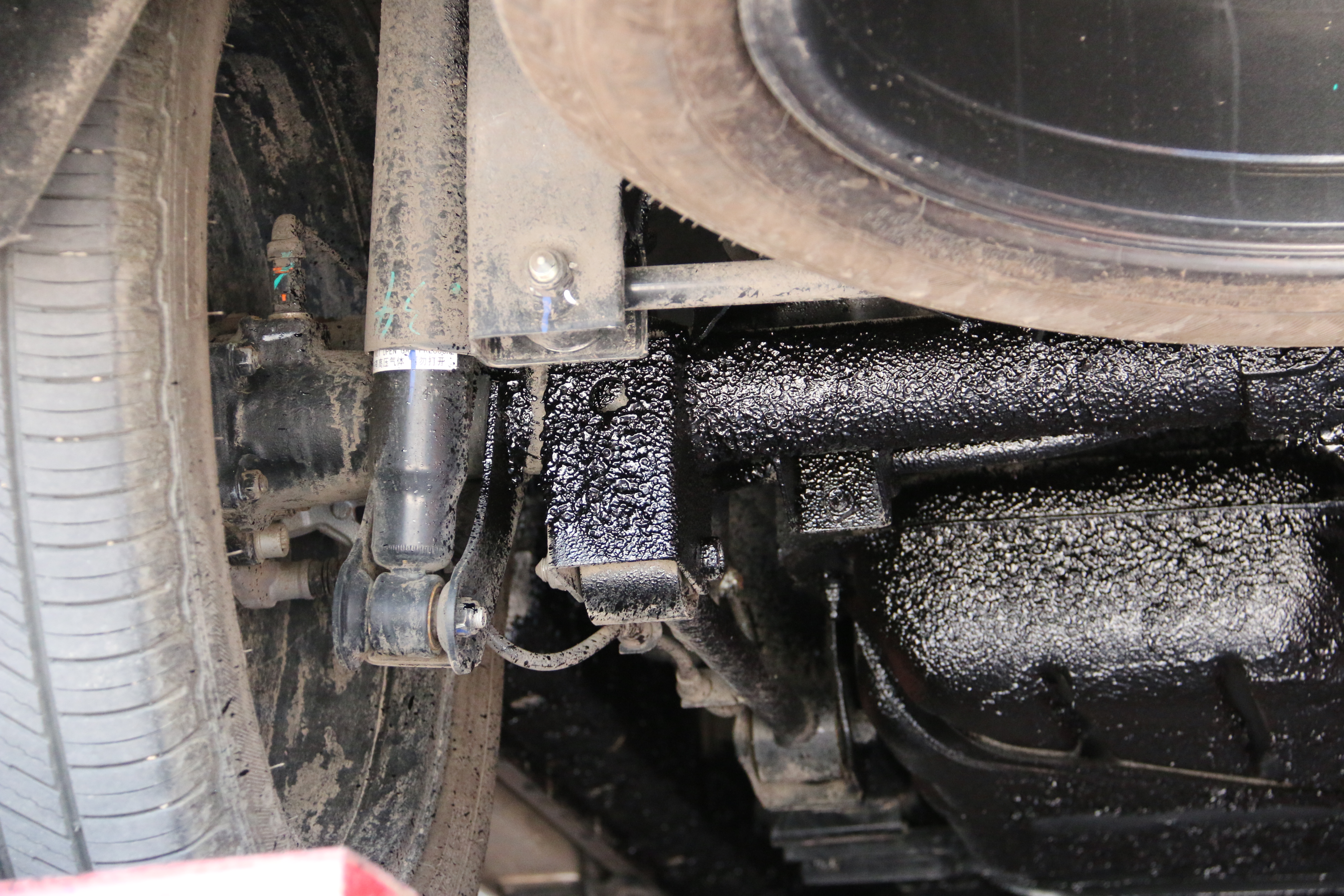 汽车做底盘装甲的好处及注意事项,汽车底盘装甲是什么有必要装吗