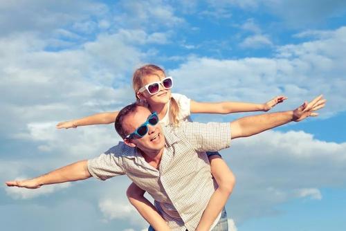 女儿整天黏着妈妈怎么办,女儿长大了还黏着爸爸