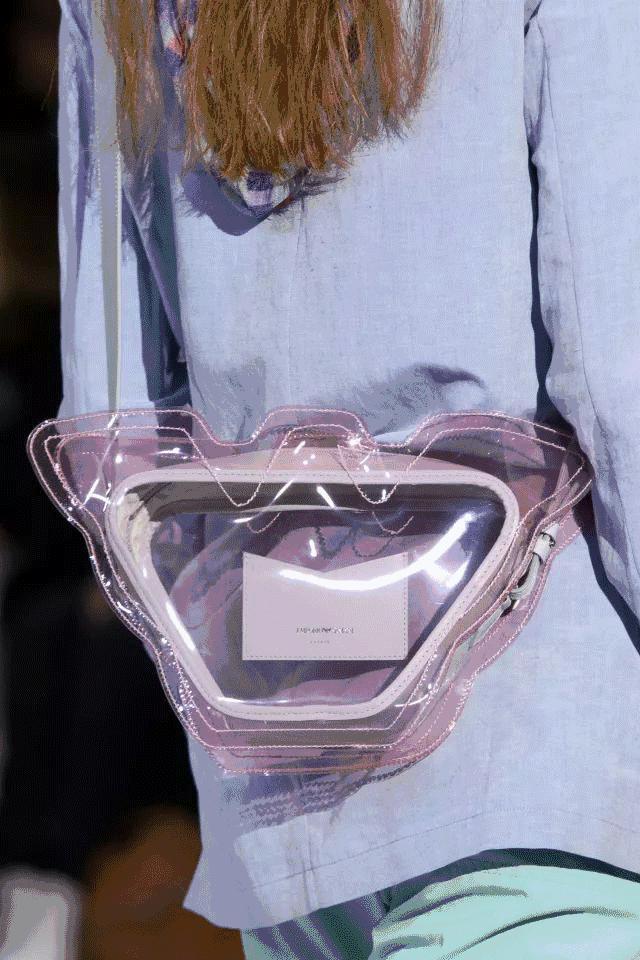 普通包包背腻了,试试“PVC”元素的包包吧,时髦吸睛很高级