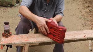 中国老爷爷给孙子做的神奇玩具,老外看中国爷爷给孙子做玩具