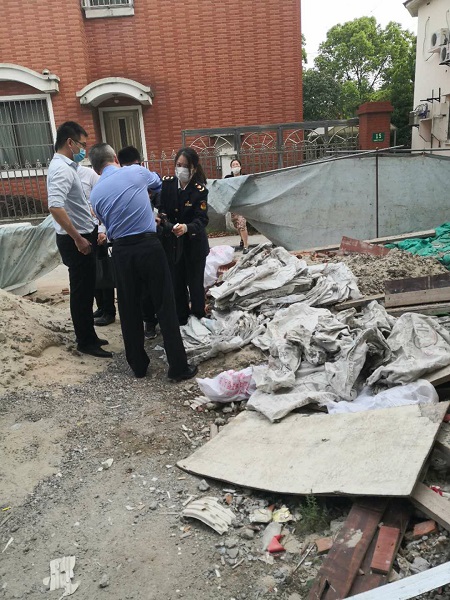 惊呆，90多袋水泥都是假的？混凝土块用手一掰就断，这房谁还敢住