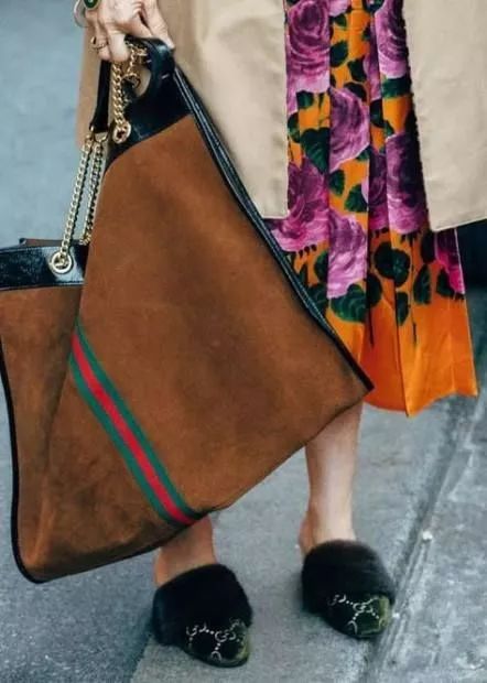 今年流行什么款式的女士大包 (今年流行的超级大包)