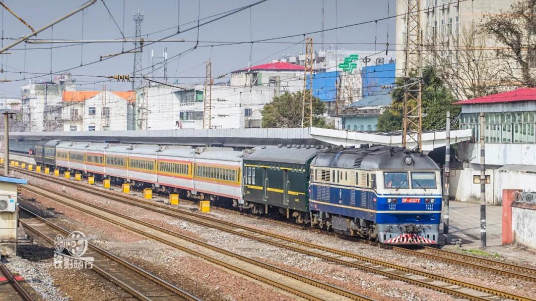 铁影车,东风11型内燃机车照片