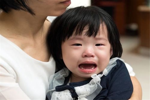 小孩哭闹一招止哭的视频,孩子哭闹时正确的安抚话术