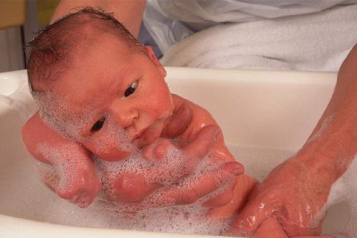 婴儿洗澡后身体发红怎么回事,宝宝洗澡后浑身通红没精神