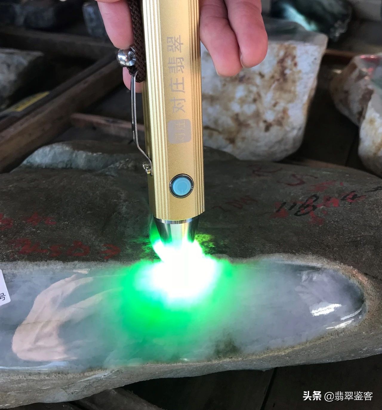 翡翠水头短有可能是冰种吗,翡翠水头好但是有裂纹值钱吗