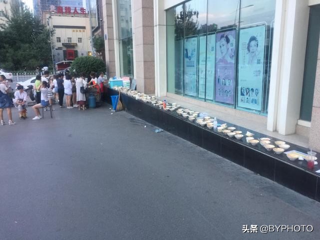 路人排队吃“浆糊”，怪老板却干半年歇半年