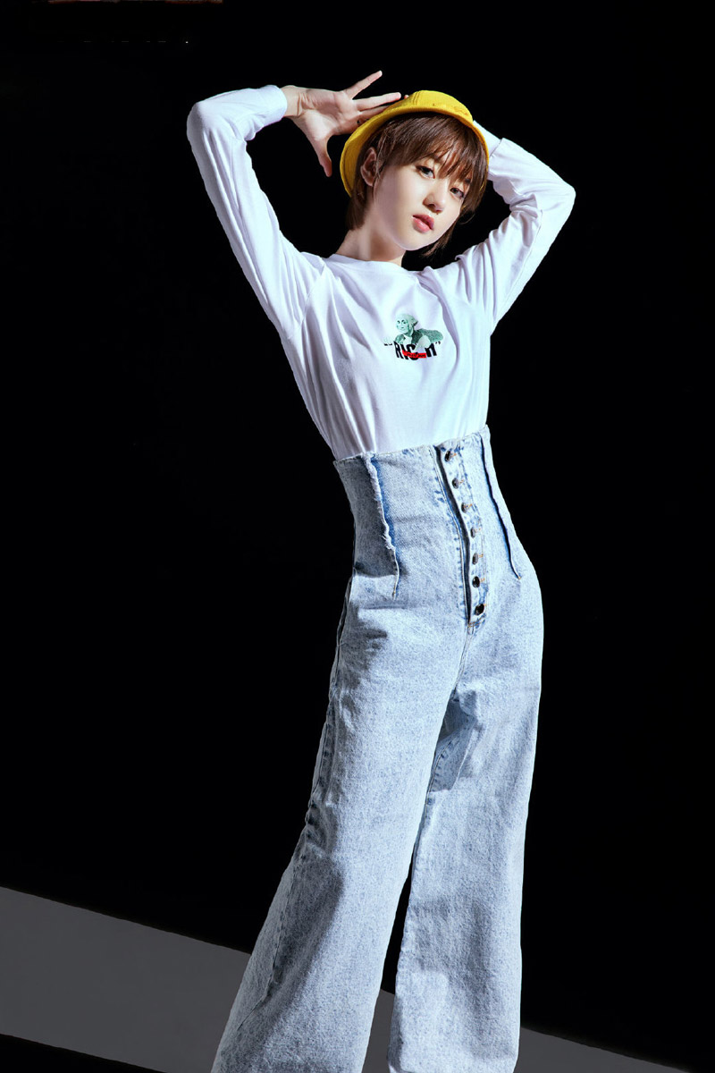 同款发型李凯馨,李凯馨白吊带搭配牛仔裤清纯写真