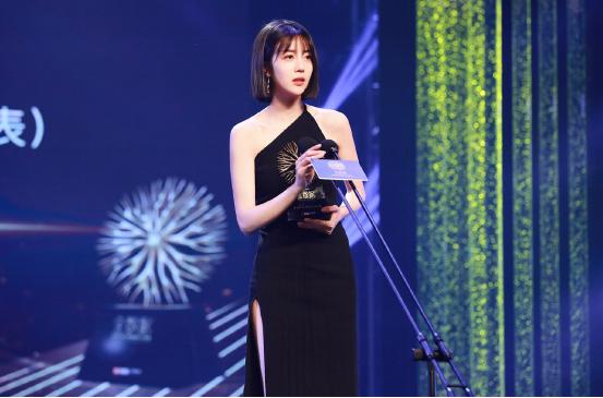 李溪芮穿缎面长裙,李溪芮穿背带裙的图