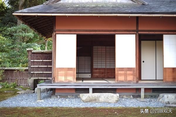 “进门脱鞋”习俗是如何产生、发展、消失以及重现的呢？