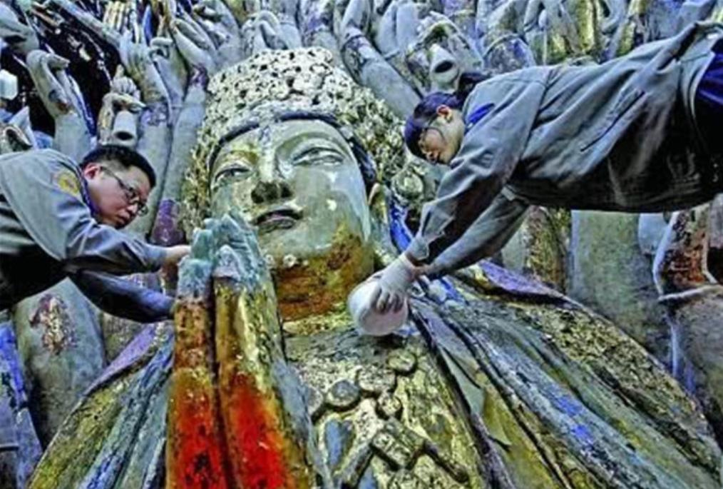 重庆工人修缮千手观音像，无意触发秘密机关，揭开800年前的历史