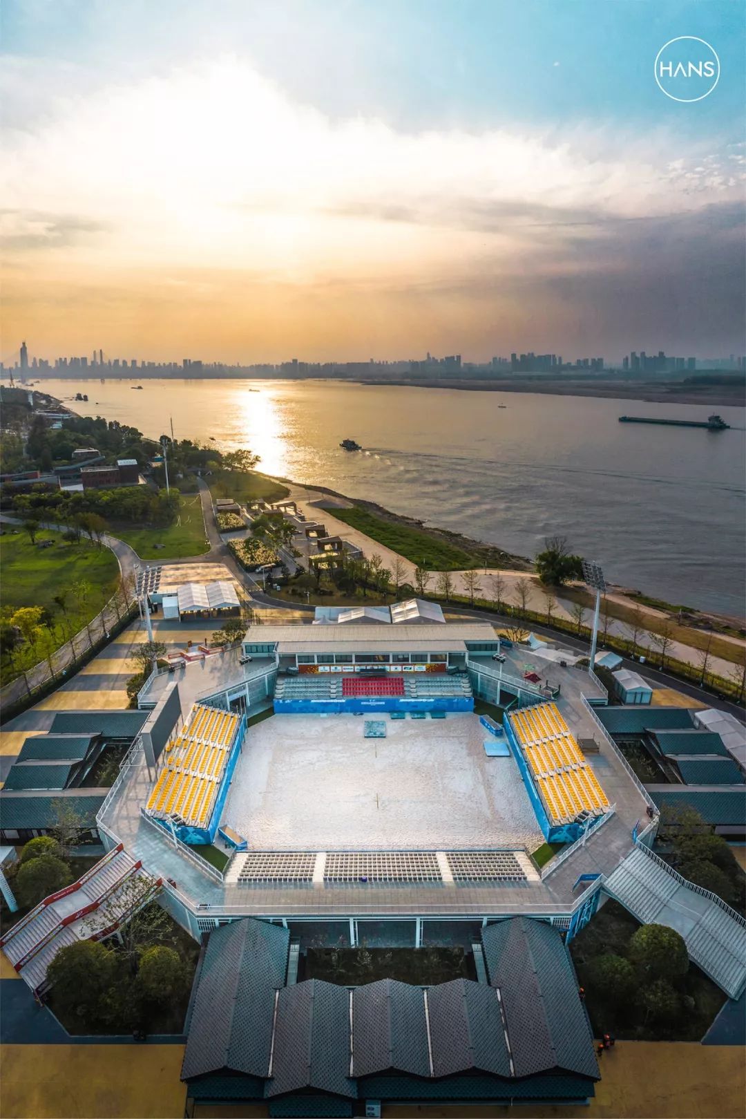 这里是青山，请长按保存