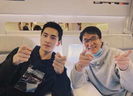 成龙庆生儿子,成龙救刚出生的孩子