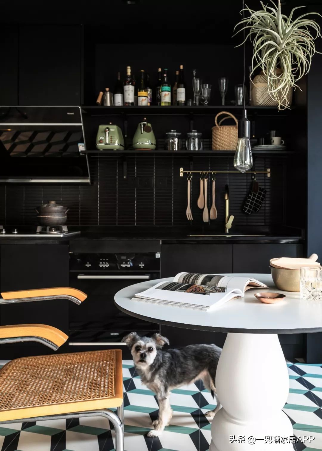 黑色直纹橱柜装修效果图,入门玄关橱柜效果图