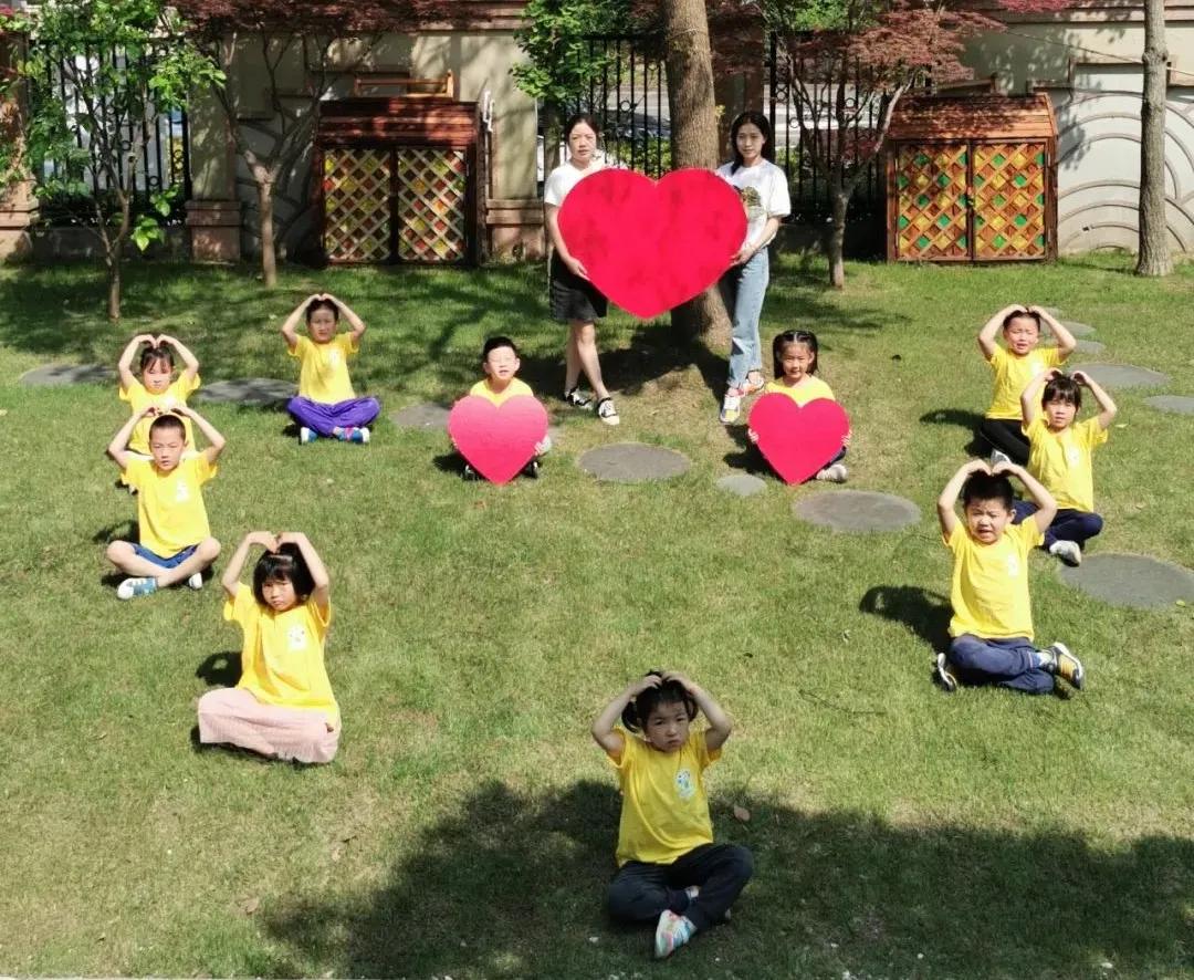 萌娃们终于复学啦！来看今天小学、幼儿园的现场图→