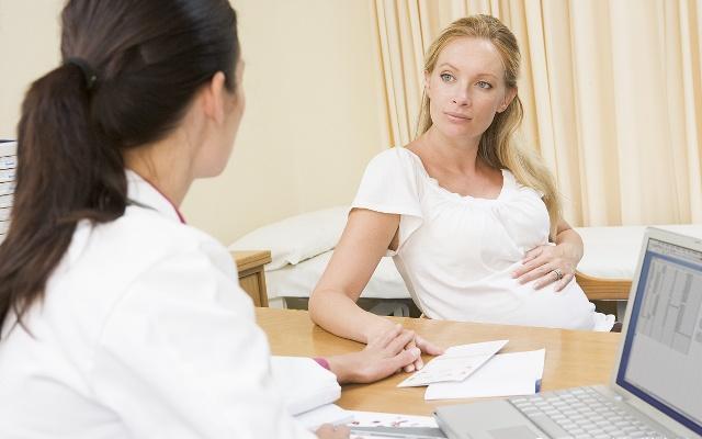 如果羊水不足胎儿会有什么反应,孕妇怀孕后期羊水不足吃什么