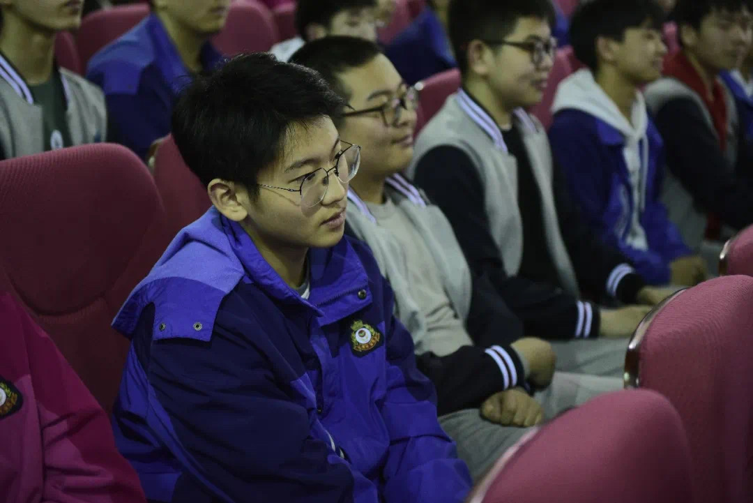 35岁啃老大师离世：溺爱是惯子毒药，爱得多不如爱得对