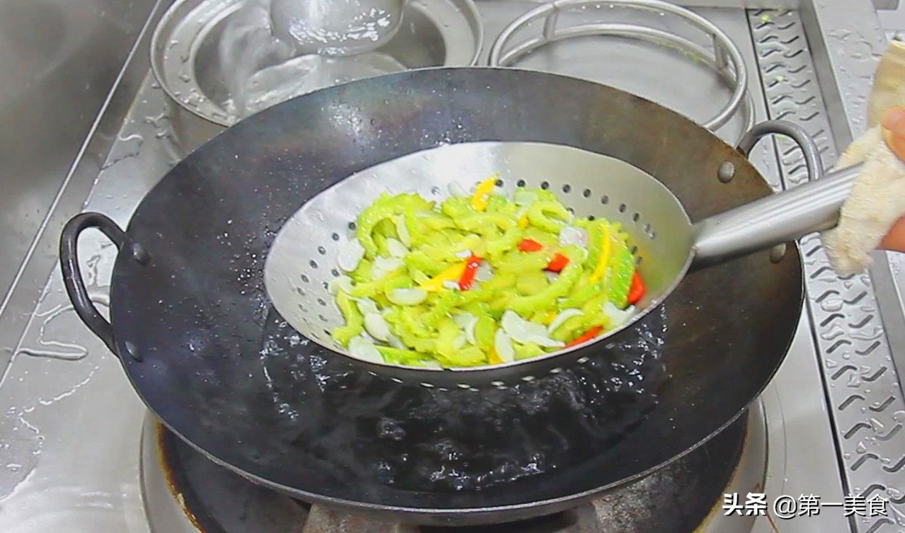 怎样炒苦瓜才能不苦,怎样炒苦瓜好吃又好看窍门
