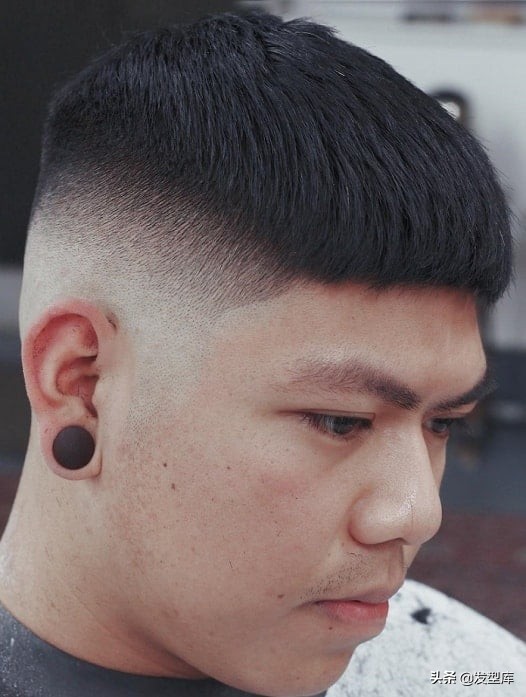 男士两边推干净后面扎马尾的发型,男士发型2020流行发型两边铲后面