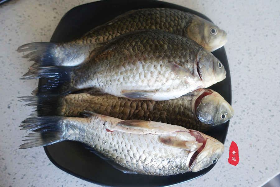 从高压锅中取出完整的酥鱼，真是不容易，它浑身酥软烂要轻拿轻放