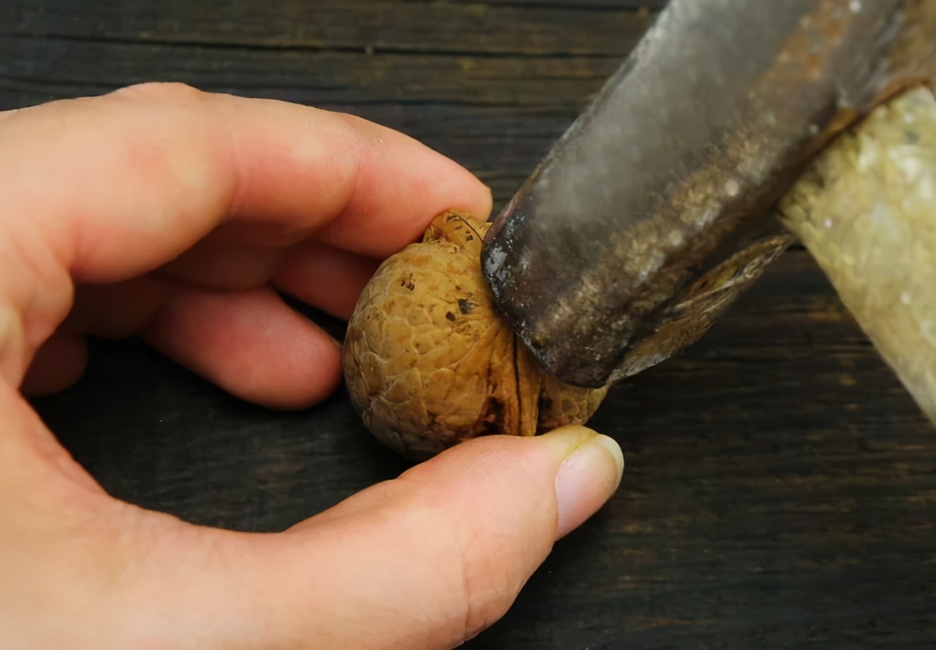 核桃打开壳很厚怎么吃,核桃有壳的好还是无壳的好吃