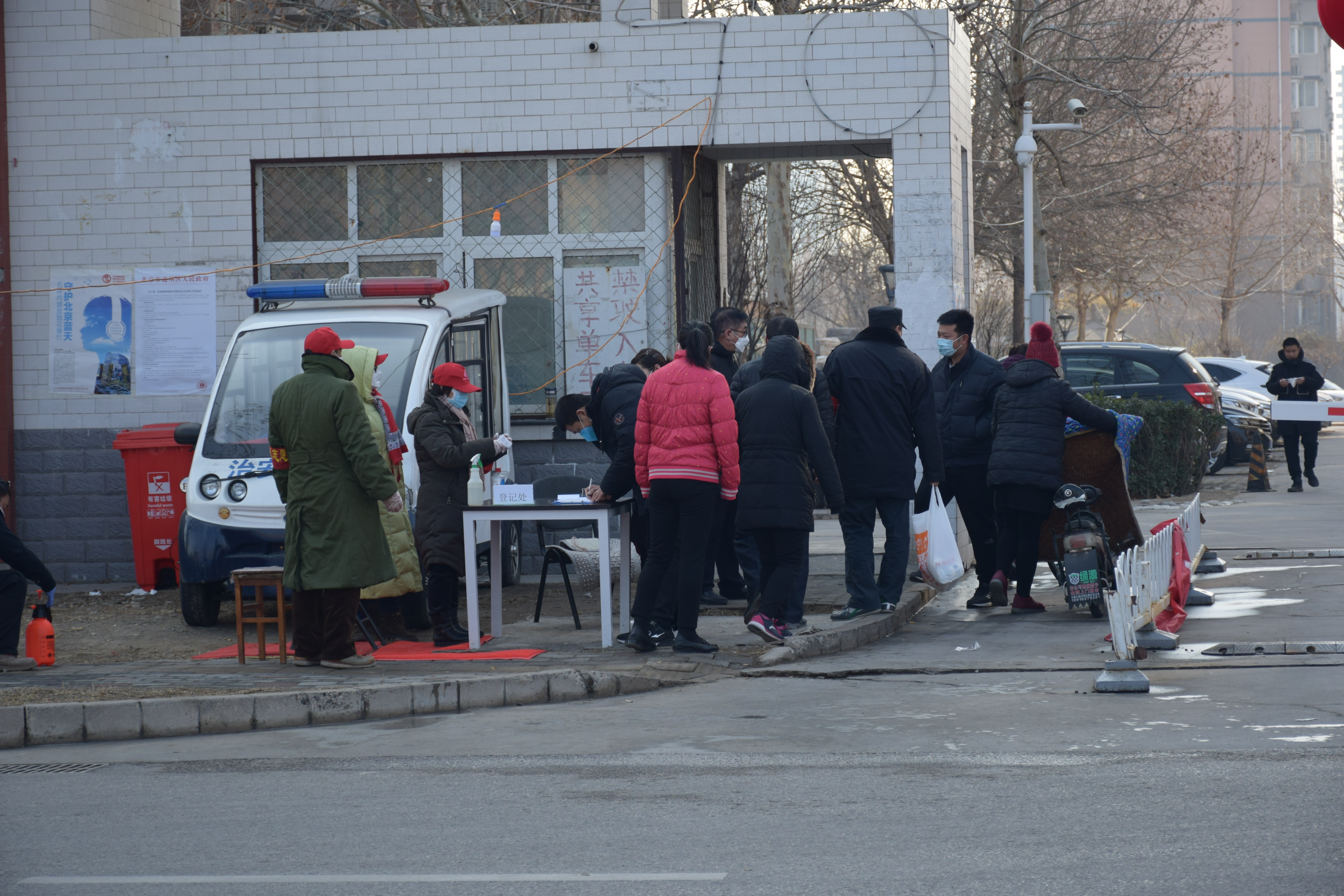暖心市民为抗疫工作者送饭,把社区工作人员送去隔离