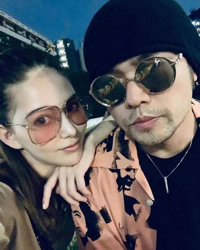 周杰伦发狗照片,周杰伦穿的彩虹鞋