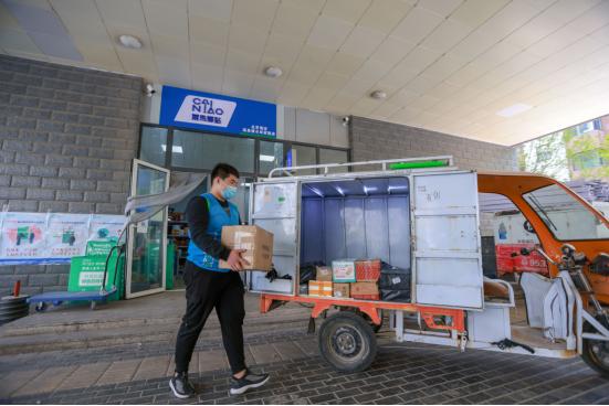 保安大哥保洁阿姨,保安大哥帮助保洁阿姨打扫卫生