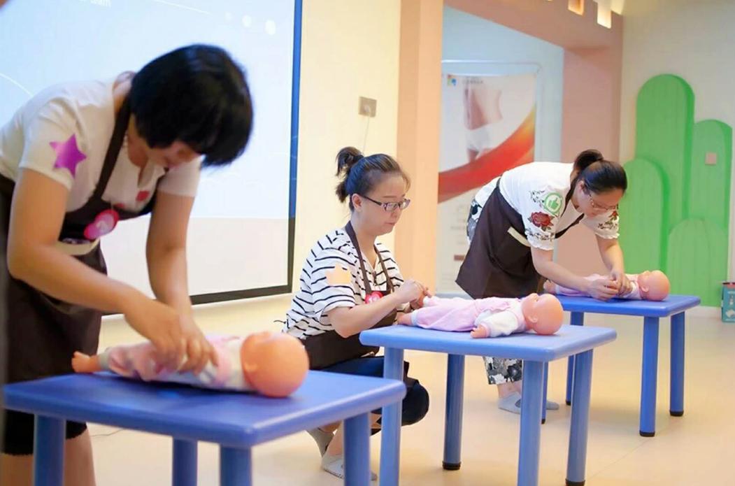 婴儿呛奶妈妈急救,育婴师被呛奶讲解视频