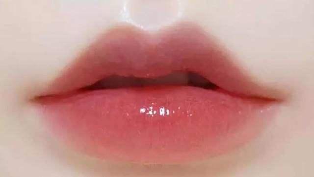 涂口红前涂什么防干裂,口红涂得特别难看怎么办