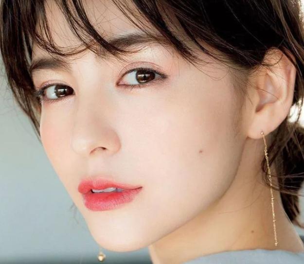 日本好看女生高级感美妆,中国妆火爆日本