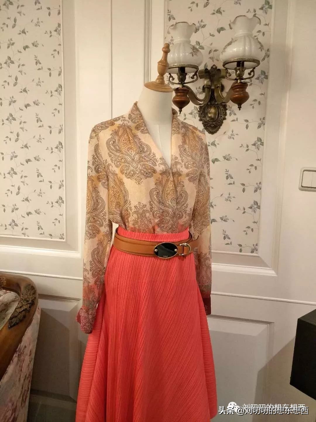 亮橘色穿搭,一日一look怎么搭配衣服