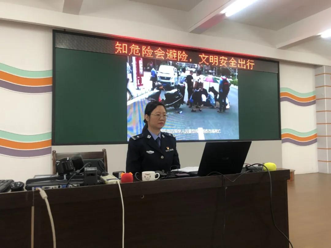 警花带你学交规哪4个时间要记住,警花带你学交规上学请走斑马线